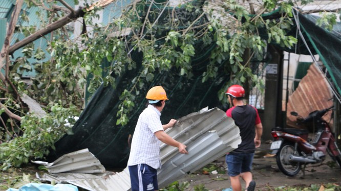 Người dân Khánh Hòa vẫn đang rất vất vả khắc phục những thiệt hại do bão 12 thì lại phải ứng phó khẩn với cơn bão số 14 đang tiến sát. Ảnh: Báo Khánh Hoà.