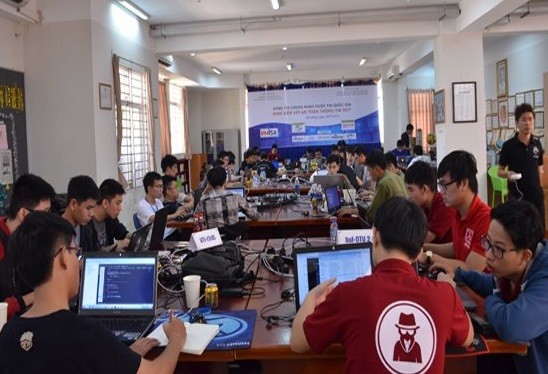 Vòng chung khảo cuộc thi “Sinh viên với An toàn thông tin 2017” là cuộc tranh tài của 10 đội thi xuất sắc nhất vòng Sơ khảo diễn ra ngày 4/11 tại Hà Nội, Đà Nẵng và TP.HCM. Ảnh: VNISA.