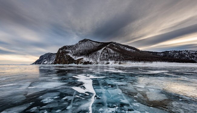 Mặt nước đóng băng trên hồ Baikal, Nga là một trong những khung cảnh hùng vĩ mà những người mê du lịch ước ao được tận mắt chứng kiến. Ảnh: BI.