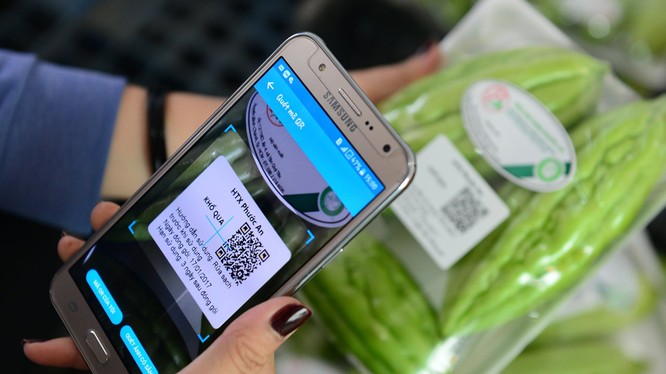 Tới đây, người tiêu dùng tại Hà Nội có thể sử dụng ứng dụng trên điện thoại thông minh quét mã QR code trên thực phẩm để truy xuất nguồn gốc. Ảnh: UBND TP. Hà Nội.
