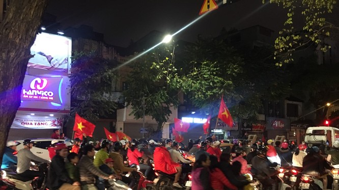 Dân mạng vỡ òa cảm xúc khi U23 Việt Nam vào kết giải U23 châu Á. Ảnh: Hồng Vân