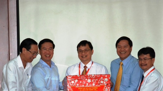 Ông Võ Văn Thưởng (thứ hai, trái sang) trao quà Tết cho đại diện cán bộ, chuyên gia, kỹ sư, nhân viên và người lao động QTSC. Ảnh: Ban Tuyên giáo TƯ.