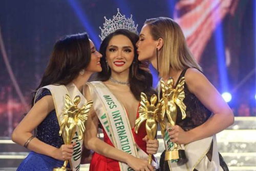 Hoa hậu Hương Giang (giữa) và Á hậu 2 Thái Lan, Á hậu 1 Australia (phải). Ảnh: Miss International Queen.