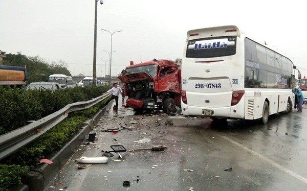 Sau cú đâm trực diện giữa xe cứu hỏa và xe khách trên cao tốc Pháp Vân - Cầu Giẽ đã khiến 9 người bị thương. 