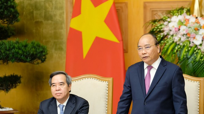 Thủ tướng Nguyễn Xuân Phúc trong cuộc gặp mặt, làm việc với lãnh đạo các tập đoàn, diễn giả của Diễn đàn cấp cao “Tầm nhìn và chiến lược phát triển đột phá trong bối cảnh cuộc cách mạng công nghiệp lần thứ 4”.