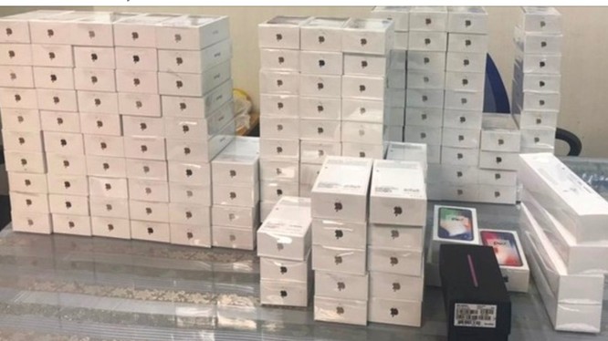 Lô hơn 250 chiếc điện thoại iPhone mới bị Hải quan Tân Sơn Nhất bắt giữ. Ảnh: Hải quan TPHCM.