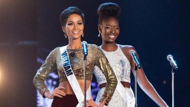H'Hen Niê (trái) được khán giả cổ vũ nồng nhiệt và được coi là một trong những ứng cử viên sáng giá giành vương miện Miss Universe 2018.