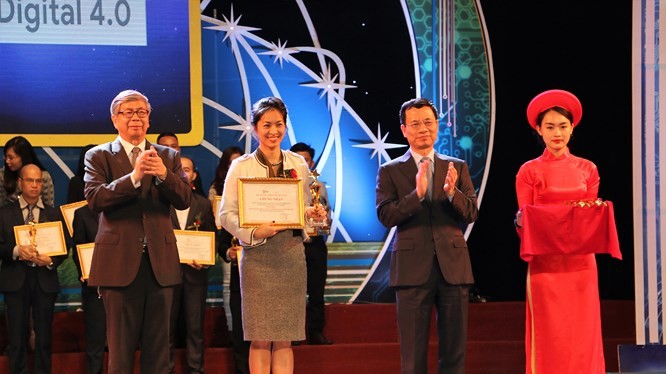Bộ trưởng Bộ Thông tin và Truyền thông Nguyễn Mạnh Hùng và Giáo sư Viện sĩ Đặng Vũ Minh - Chủ tịch Liên hiệp các hội KHKT Việt Nam trao giải thưởng cho các đơn vị có ứng dụng công nghệ số xuất sắc tại Lễ trao Giải thưởng Công nghệ số Việt Nam 2018.