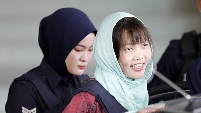 Sau khi nghe cáo trạng, Hương đã nhận tội. Cô mỉm cười và cảm ơn thẩm phán Azmi Ariffin
