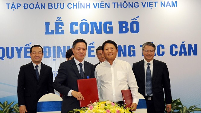 Ông Tô Dũng Thái (hàng trước, bên trái) được bổ nhiệm Phó Tổng giám đốc Tập đoàn, Chủ tịch VNPT - Vinaphone.
