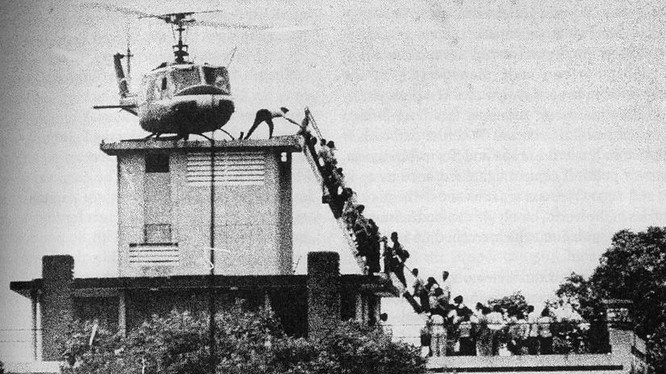 Bức ảnh đi vào lịch sử: Đám đông tranh nhau lên trực thăng trên nóc một ngôi nhà Sài Gòn.