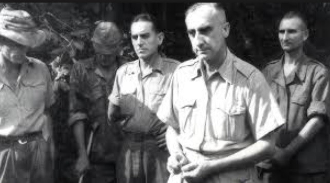Tướng De Castries bị bắt tại Điện Biên Phủ.
