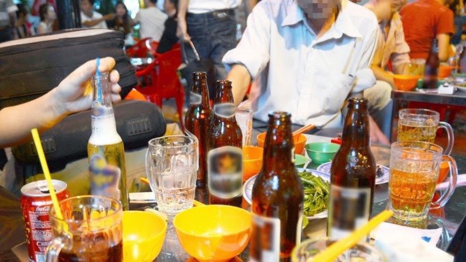ĐBQH đề nghị cần giảm thiểu sử dụng rượu bia để tránh việc người sử dụng rượu bia vướng vào vòng lao lý, không kiểm soát và ai cũng trở thành phạm nhân hay tội phạm.