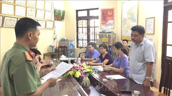 Cơ quan An ninh Điều tra, Công an tỉnh Hà Giang đọc lệnh bắt tạm giam đối với Nguyễn Thanh Hoài, Trưởng phòng Khảo thí và Quản lý Chất lượng thuộc Sở GD&ĐT tỉnh Hà Giang (Ảnh: TTXVN)