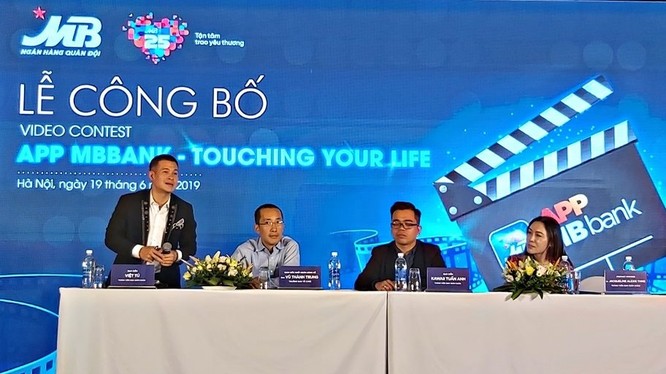 Đạo diễn Việt Tú (ngoài cùng bên trái) tham gia hội đồng giám khảo cuộc thi.