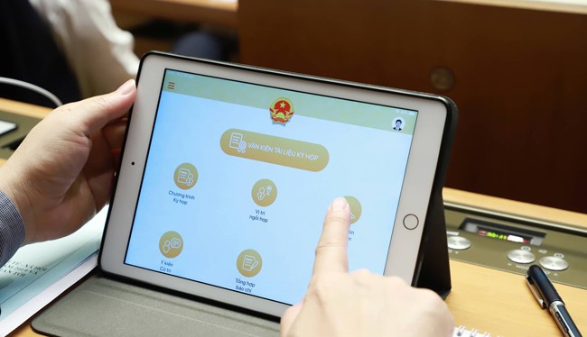 Các đại biểu được trang bị iPad để tra cứu tài liệu từ kỳ họp thứ 7, Quốc hội khóa XIV vừa qua.