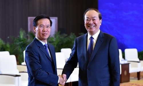 Trưởng ban Tuyên giáo Trung ương Võ Văn Thưởng (trái) và ông Hoàng Khôn Minh, Trưởng ban Tuyên truyền Trung ương đảng Cộng sản Trung Quốc. Ảnh: TTXVN.