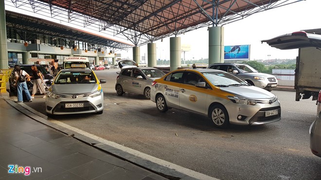 Taxi đón trả khách tại sân bay Nội Bài (Hà Nội).