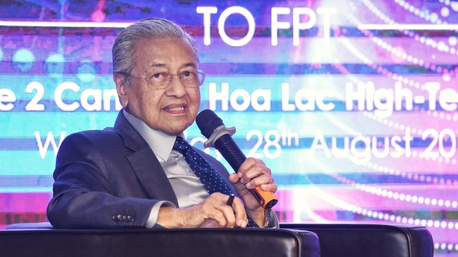 Thủ tướng chia sẻ về kinh nghiệm chuyển đổi số thành công của Malaysia. 