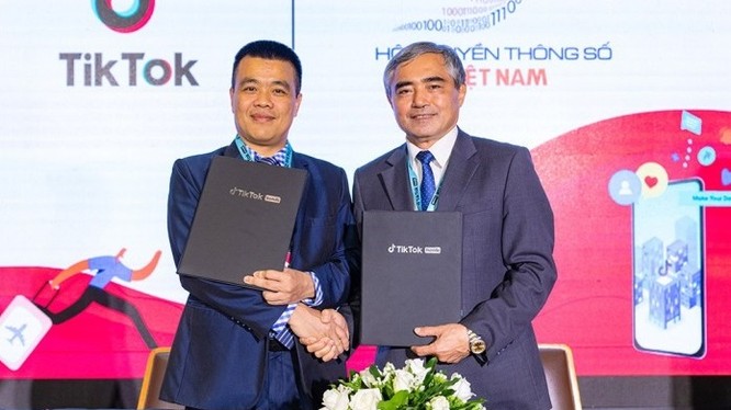 Ông Nguyễn Minh Hồng - Chủ tịch Hội Truyền thông Số Việt Nam và ông Nguyễn Lâm Thanh - Giám đốc Chính sách của TikTok Việt Nam ký kết hợp tác chiến lược.