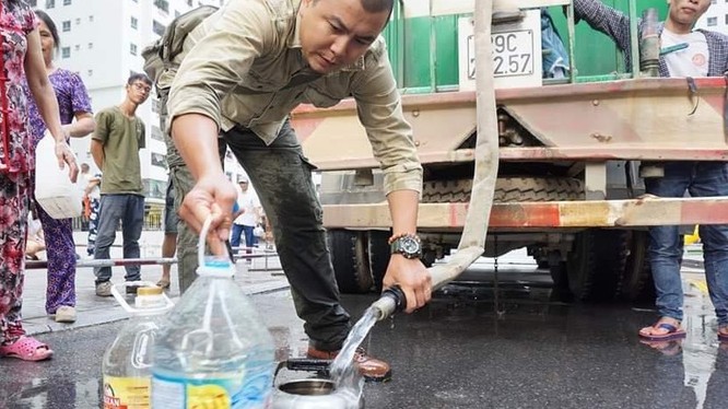 Xe stec cung cấp nước sạch sinh hoạt cho người dân khu vực Linh Đàm