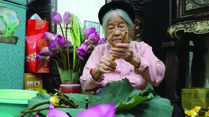Lão nghệ nhân Nguyễn Thị Dần cả đời gắn bó với loài sen Bách Diệp hồ Tây.