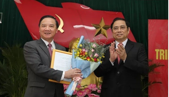 Ông Phạm Minh Chính trao quyết định và chúc mừng ông Nguyễn Khắc Định.