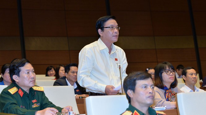  ĐBQH Nguyễn Hồng Vân (Phú Yên) có nhiều ý kiến đóng góp về hình thức xử lí kỉ luật đối với công chức sau khi nghỉ hưu.