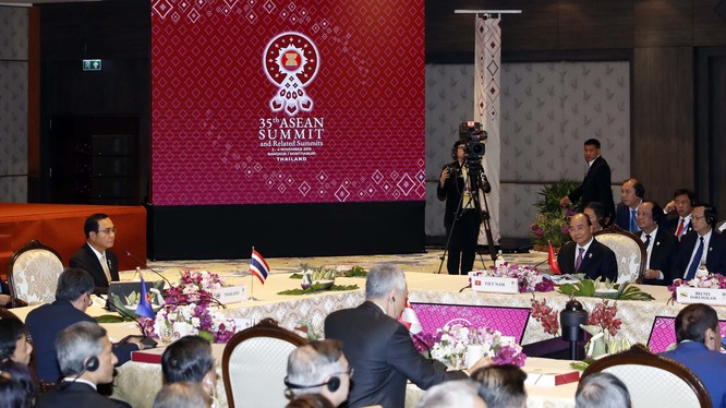 Thủ tướng dự phiên toàn thể Hội nghị Cấp cao ASEAN lần thứ 35.