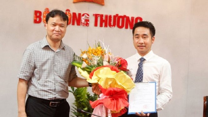 Ông Vũ Hùng Sơn (phải) khi vừa được bổ nhiệm Phó chánh văn phòng Ban Chỉ đạo 389 Quốc gia.