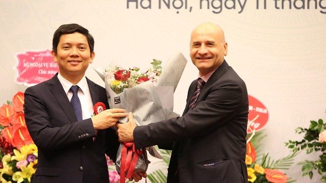 Ông Bùi Nhật Quang (trái) vừa được bổ nhiệm Chủ tịch Viện Hàn lâm KHXH Việt Nam