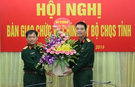 Thiếu tướng Trần Ngọc Tuấn, Phó Chính ủy Quân khu 2 (trái) chúc mừng Đại tá Nguyễn An Phong.