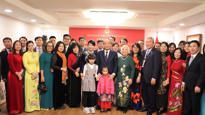 Thủ tướng và phu nhân thăm hỏi bà con kiều bào và gặp gỡ các trí thức trẻ Việt Nam tại Hàn Quốc.