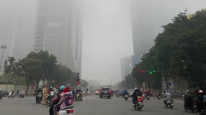 Hôm nay, bầu trời Hà Nội bị bao phủ bởi lớp sương mù dày đặc. Ảnh: VnExpress.