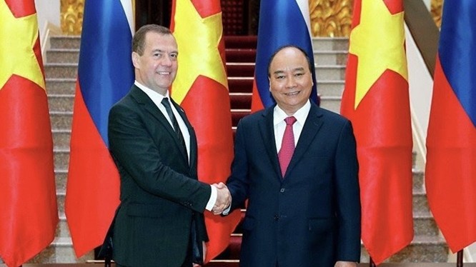 Thủ tướng Nguyễn Xuân Phúc đón Thủ tướng Dmitry Medvedev trong chuyến thăm chính thức Việt Nam, tháng 11.2018. Ảnh: Sputnik.