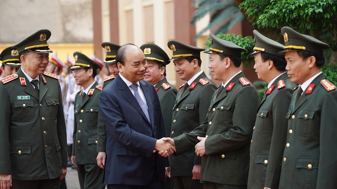 Thủ tướng Nguyễn Xuân Phúc đến kiểm tra công tác của lực lượng Cảnh vệ Công an nhân dân. Ảnh: VGP.