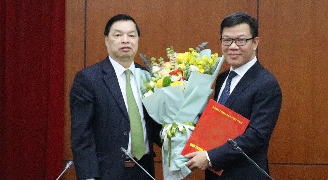 Phó Trưởng ban Tuyên giáo Trung ương Lê Mạnh Hùng (trái) trao Quyết định và tặng hoa chúc mừng ông Tống Văn Thanh. Ảnh: Tuyengiao.vn