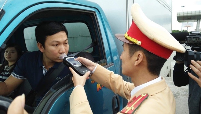 Đội tuần tra kiểm sát số 2 (Cục CSGT) kiểm tra nồng độ cồn của các lái xe đi vào cao tốc Hà Nội – Hải Phòng – Quảng Ninh. Ảnh: Hiệp Bình.