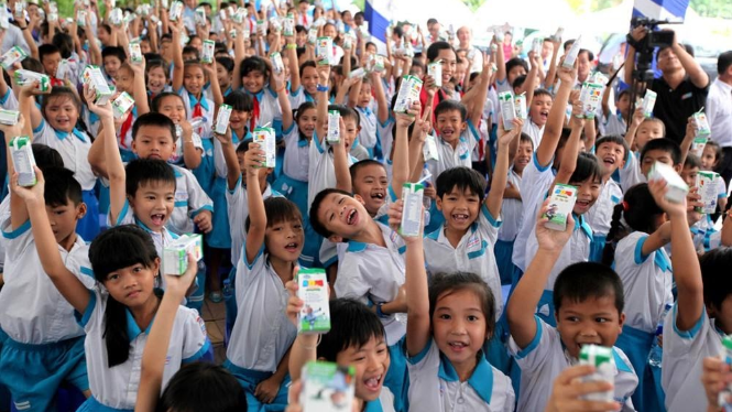 Mỗi ngày trên địa bàn TP. Hà Nội có trên 1 triệu trẻ em (chiếm tỷ lệ gần 90%) uống sữa theo chương trình Sữa học đường. Ảnh: Ngọc Minh