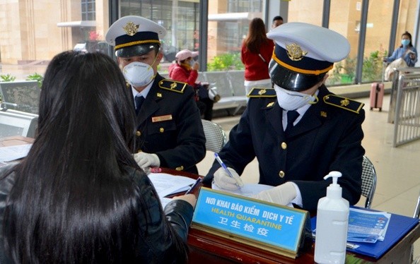 Người nhập cảnh từ Trung Quốc vào Việt Nam đều phải qua kiểm tra bằng máy đo thân nhiệt tự động tại Cửa khẩu quốc tế Móng Cái. Ảnh: quangninh.gov.vn