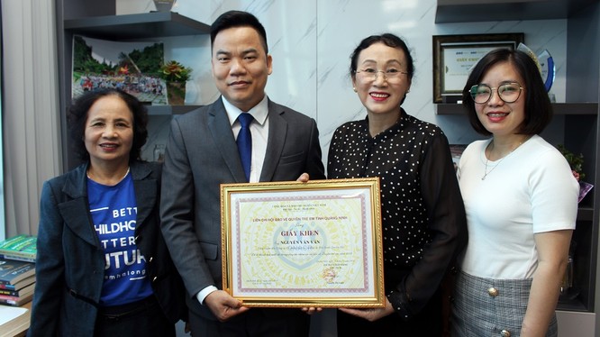 Ông Nguyễn Văn Văn nhận giấy khen của Liên chi hội Bảo vệ quyền trẻ em tỉnh Quảng Ninh. Ảnh: TD.