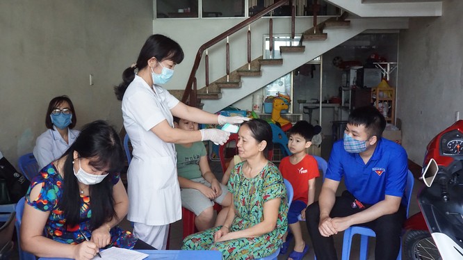 Cán bộ y tế phường Hồng Hải (TP Hạ Long) tới khám sức khỏe tại nhà cho người dân. Ảnh: quangninh.gov.vn.