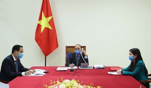 Thủ tướng Nguyễn Xuân Phúc điện đàm với Tổng thống Hàn Quốc Moon Jae-in. Ảnh: VPCP.