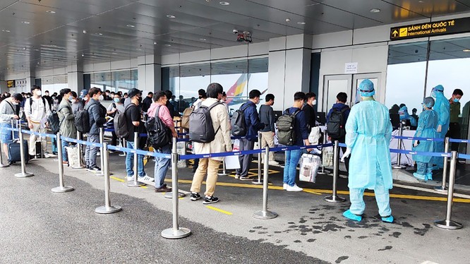 Các chuyên gia đến từ Hàn Quốc làm thủ tục nhập cảnh và kiểm tra y tế tại Cảng hàng không quốc tế Vân Đồn. Ảnh: UBND tỉnh Quảng Ninh.