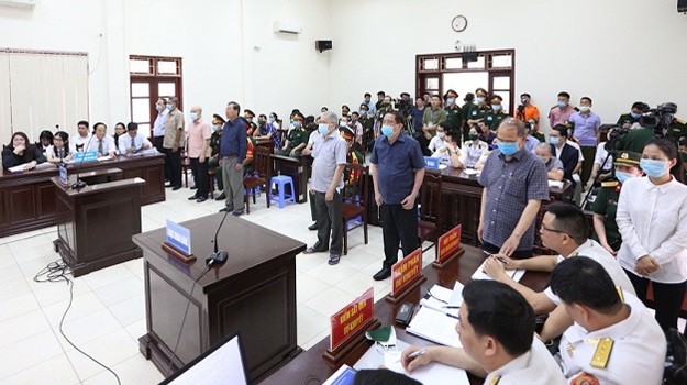 Cựu Thứ trưởng Bộ Quốc phòng, Đô đốc Nguyễn Văn Hiến là người ngoài cùng, bên trái của hàng bị cáo. Ảnh: BQP.