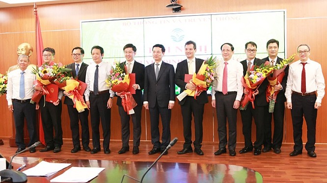 Bộ trưởng Nguyễn Mạnh Hùng trao quyết định cho các cán bộ. Ảnh MIC.