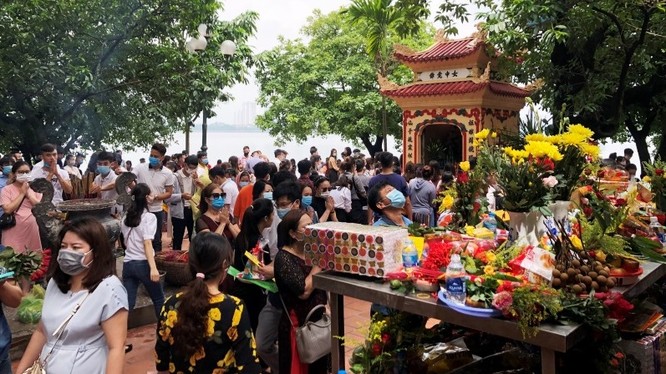 Bức ảnh Phủ Tây Hồ có quá đông người đến lễ bái trong ngày 1/7 âm lịch được truyền tay nhau trên MXH. Ảnh: Facebook.