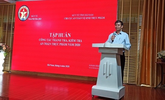 Ông Nguyễn Văn Nhiên - Phó Chánh Thanh tra Bộ Y tế trực tiếp giảng bài tại Hội nghị.