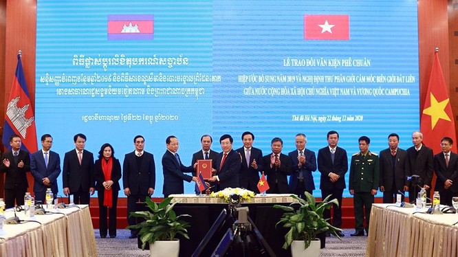 Phó Thủ tướng Phạm Bình Minh trao văn kiện phê chuẩn cho Đại sứ Campuchia tại Việt Nam. Ảnh; VGP.
