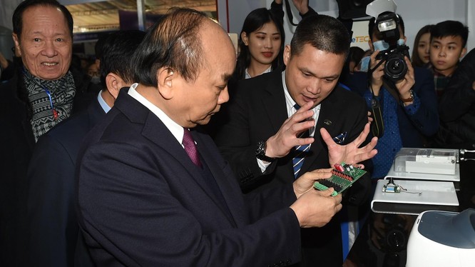 Thủ tướng Nguyễn Xuân Phúc thăm các gian hàng tại Triển lãm quốc tế đổi mới sáng tạo Việt Nam 2021. Ảnh: VGP.